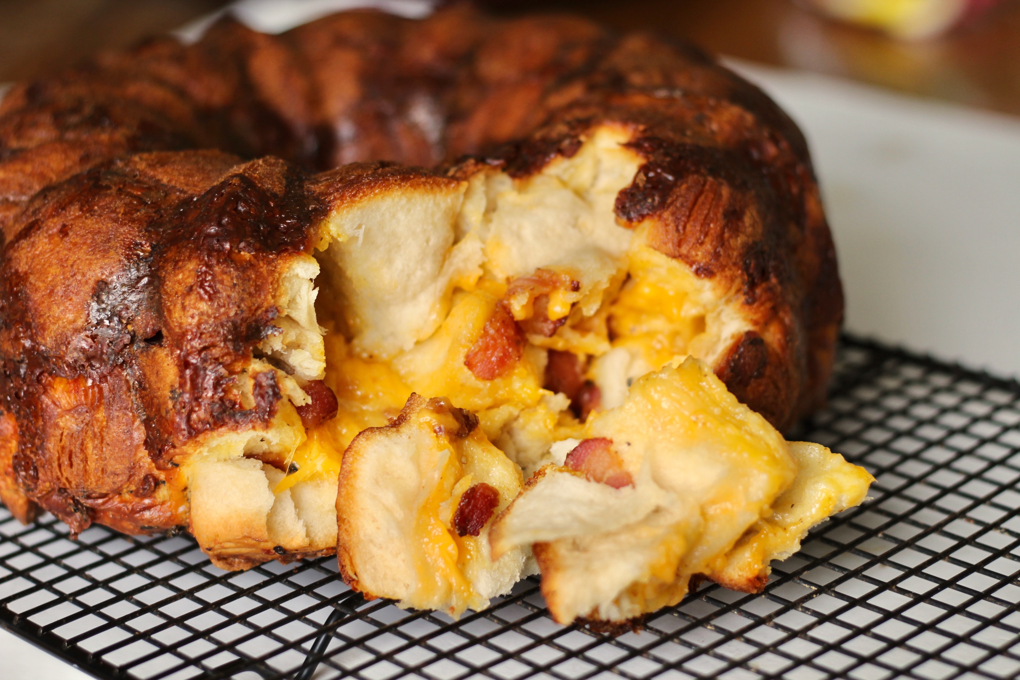 Breakfast Pull-Apart Bacon and Egg Bread
