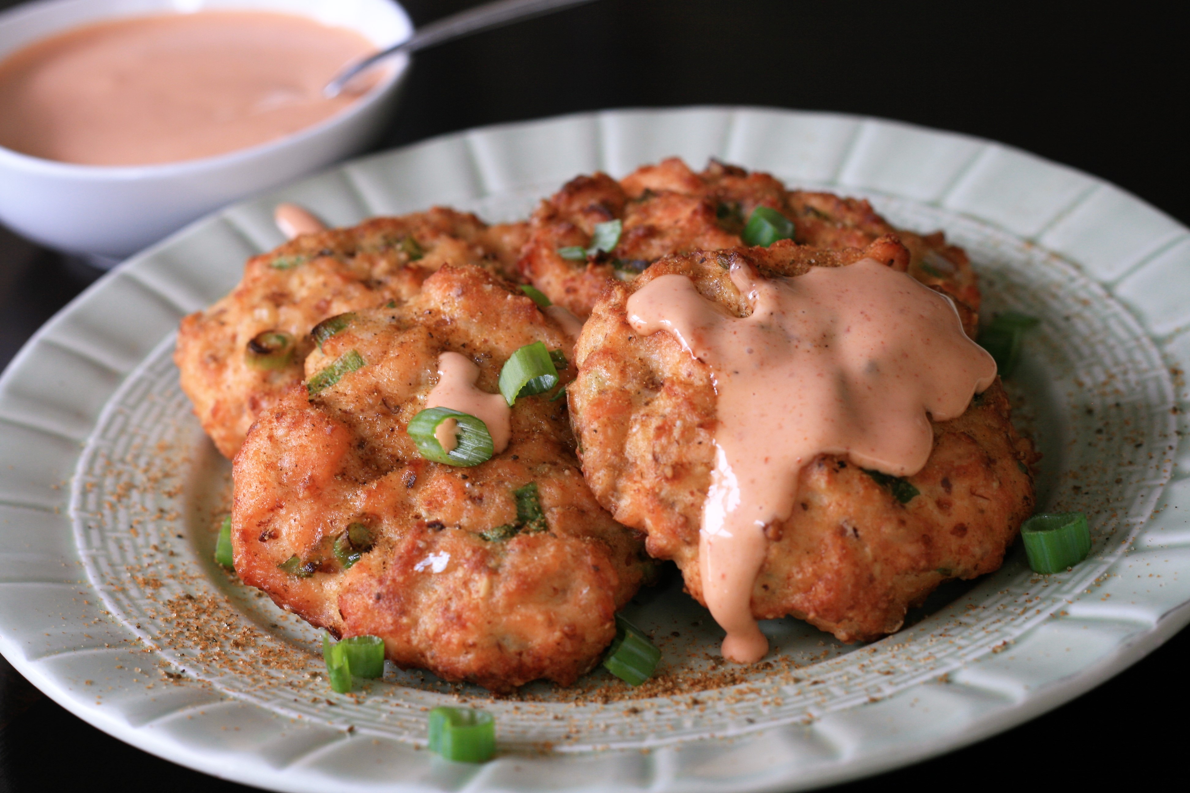 Keto Air Fryer Salmon Cakes with Sriracha Mayo